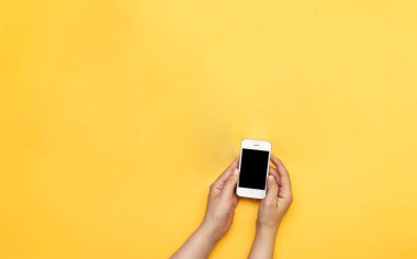 beyaz telefon kullanarak closeup el kadın