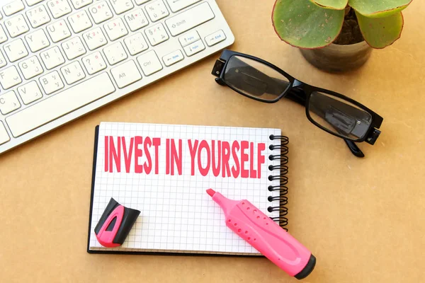 Επενδύστε Στον Εαυτό Σας Φορητό Υπολογιστή Ροζ Στυλό Και Λευκό — Φωτογραφία Αρχείου
