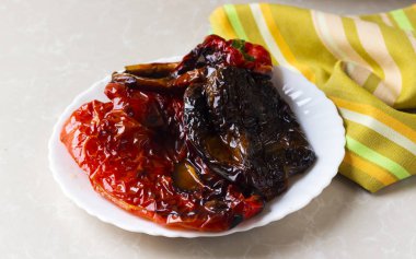 cezayir gıda, kırmızı biber beyaz tabakta kızartılmış