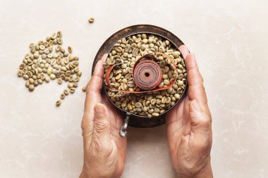 Ham Yeşil Kahve İçerek Kilo Ver, el tutma kabı