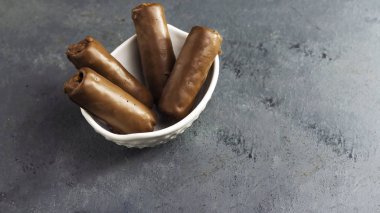 Cezayir çikolatalı kurabiyeleri (Cezayir 'de puroyla isimlendirilmiş) veya bar