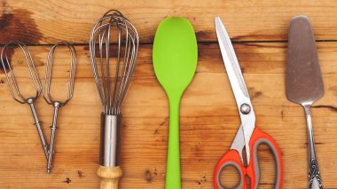 hafif bir rustik ahşap arka plan üzerinde mutfak gereçleri