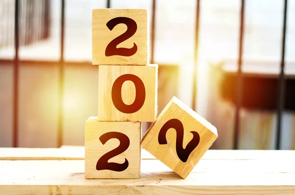 2022 Yeni Yıl Tebrik Kartı Şablonu 2022 Ahşap Masa Üzerinde — Stok fotoğraf