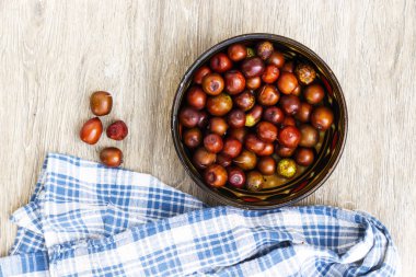 Hünnap. Ahşap masada fas kase taze jujube