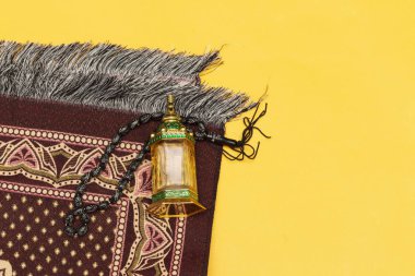 Siyah tespih ile Süs Arap fener ud parfüm, dua mat Ramazan Kareem Tebrik Kartı. Ramazan Mübarek. Çeviri: Mutlu & Kutsal Ramazan. Müslümanlar için oruç ayı.