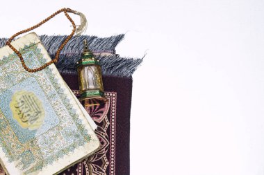 Siyah tespih ile Süs Arap fener ud parfüm, dua mat Ramazan Kareem Tebrik Kartı. Ramazan Mübarek. Çeviri: Mutlu & Kutsal Ramazan. Müslümanlar için oruç ayı.