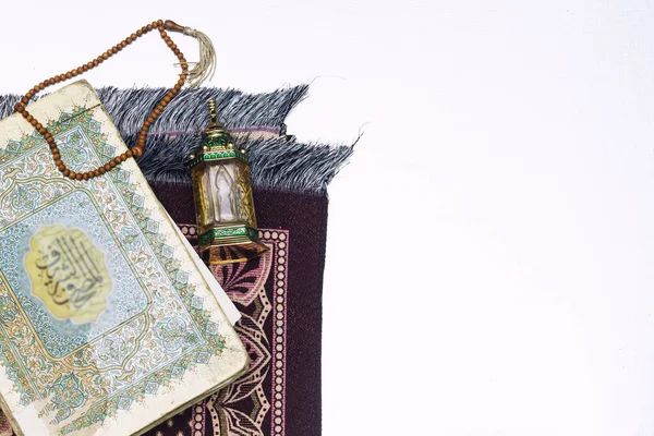 Siyah tespih ile Süs Arap fener ud parfüm, dua mat Ramazan Kareem Tebrik Kartı. Ramazan Mübarek. Çeviri: Mutlu & Kutsal Ramazan. Müslümanlar için oruç ayı.