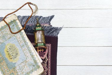 Siyah tespih ile Süs Arap fener ud parfüm, dua mat Ramazan Kareem Tebrik Kartı. Ramazan Mübarek. Çeviri: Mutlu & Kutsal Ramazan. Müslümanlar için oruç ayı.