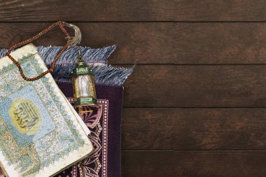 Siyah tespih ile Süs Arap fener ud parfüm, dua mat Ramazan Kareem Tebrik Kartı. Ramazan Mübarek. Çeviri: Mutlu & Kutsal Ramazan. Müslümanlar için oruç ayı.