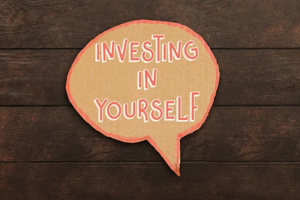 ahşap arka plan üzerinde konuşma balonu kendinize yatırım