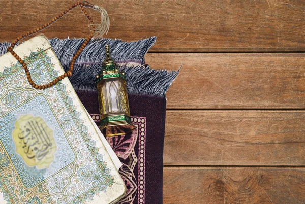 Siyah tespih ile Süs Arap fener ud parfüm, dua mat Ramazan Kareem Tebrik Kartı. Ramazan Mübarek. Çeviri: Mutlu & Kutsal Ramazan. Müslümanlar için oruç ayı.