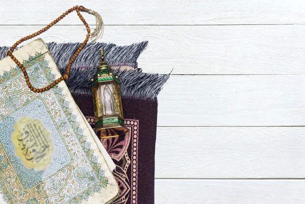 Siyah tespih ile Süs Arap fener ud parfüm, dua mat Ramazan Kareem Tebrik Kartı. Ramazan Mübarek. Çeviri: Mutlu & Kutsal Ramazan. Müslümanlar için oruç ayı.