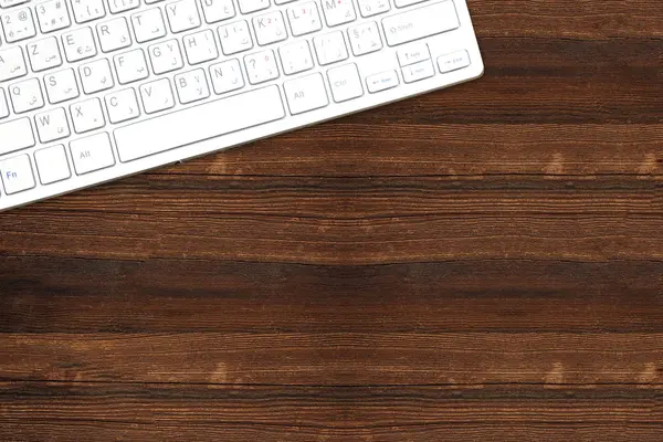 Modern alüminyum bilgisayar klavyesi ahşap arkaplanda izole edildi