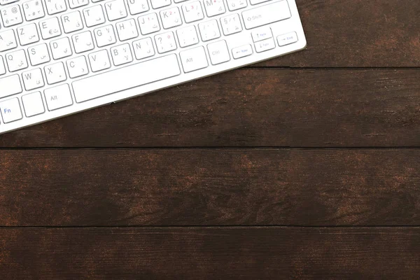 Modern alüminyum bilgisayar klavyesi ahşap arkaplanda izole edildi