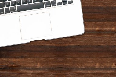 Modern alüminyum bilgisayar klavyesi ahşap arkaplanda izole edildi