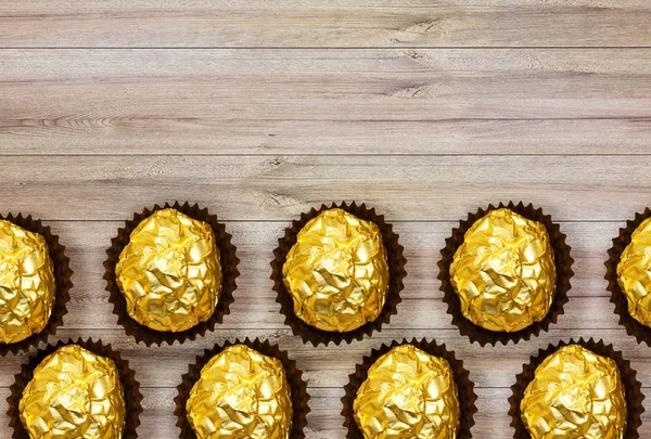 Dulces Chocolate Premium Oro Aislados Mesa Madera Concepto Feliz Día — Foto de Stock