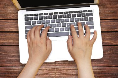 Modern dizüstü bilgisayarın klavyesinde yazan kadınlar