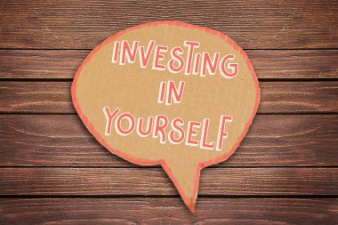 ahşap arka plan üzerinde konuşma balonu kendinize yatırım