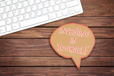 ahşap arka plan üzerinde konuşma balonu kendinize yatırım