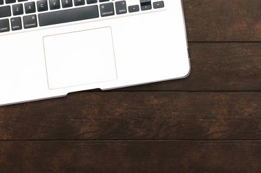 Modern alüminyum bilgisayar klavyesi ahşap arkaplanda izole edildi