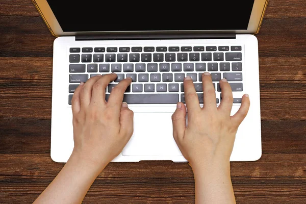 Modern dizüstü bilgisayarın klavyesinde yazan kadınlar
