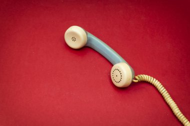 kırmızı arka plan üzerinde izole eski retro telefon yakışıklı