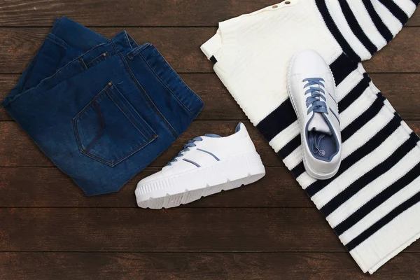 Damenkollektion Blaue Jeans Und Weiße Turnschuhe Mit Blauen Schnürsenkeln Und — Stockfoto