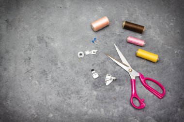 Araçlar dikiş: makas, renkli bobin gri ahşap masa, iş parçacığı ve presser ayak ile top görünümü - görüntü