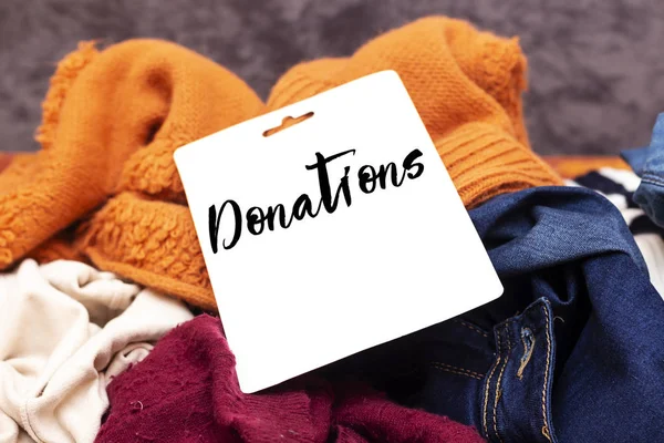 Giysi yığını. orada eskizli giysiler büyük bir yığın, bağışlar ile defter, ceket sürücü, bağış kavramı