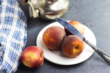 arap çaydanlık ile taze kırmızı şeftali tabağı