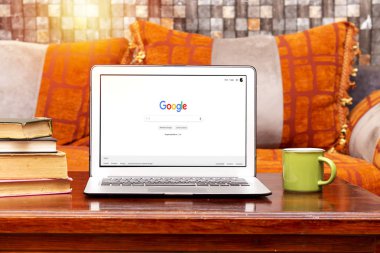 Maskara, Cezayir - 17 Eylül 2019: google application, logo. Ekranda, Bir dizüstü bilgisayardan Google arama motoru. Google dünyanın en büyük Internet arama motorudur. fas lounge