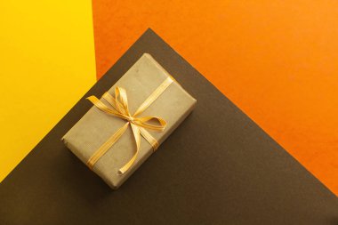 hediye kutusu üç renkli arka plan, tatil kavramı izole