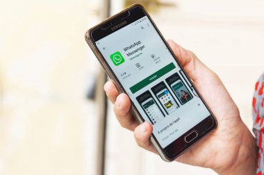 Maskara, Cezayir - 18 Eylül 2019: Yakın çekim kadın whatsapp'a kurulum için el gezdiriyor