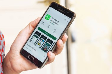 Maskara, Cezayir - 18 Eylül 2019: Yakın çekim kadın whatsapp'a kurulum için el gezdiriyor