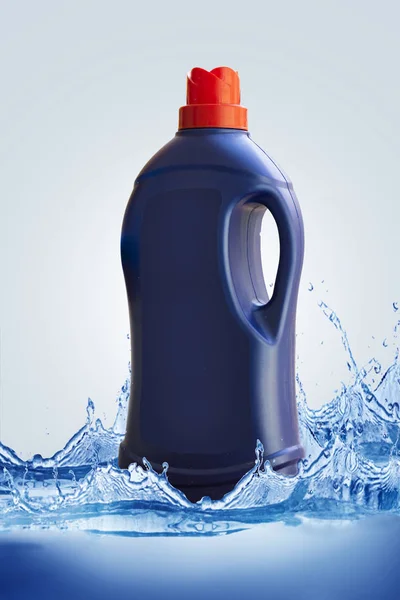 Бутылка Стирального Порошка Брызгах Воды — стоковое фото