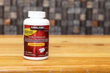 Maskara, Cezayir - 23 Eylül 2019: ahşap masa üzerinde Tylenol ekstra mukavemet marka hakiki Migren Asetaminofen tablet kutusu