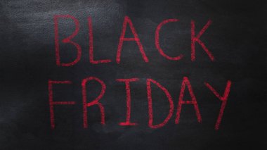 karatahta üzerinde el yazısı siyah cuma