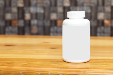 İlaç şişesi. Ahşap masa üzerinde plastik ilaç şişesi
