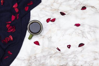 Kahve, mavi eşarp, kurutulmuş çiçekler, merhaba sonbahar konsepti.