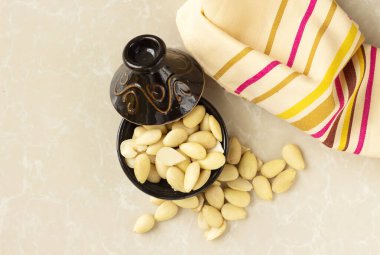 taze soyulmamış Fas tavernası (tabak anlamına gelir )