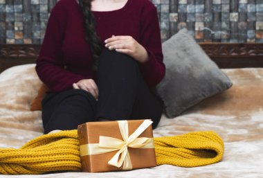 Kadın yatakta oturuyor, hediye kutusu, tatil konsepti (Noel, Şükran Günü, doğum günü).....)