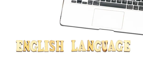 Angielski Język Skomponowany Drewnianych Liter Laptopa Izolowane Białym — Zdjęcie stockowe