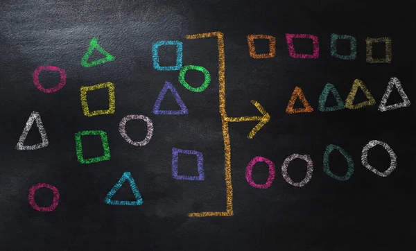 karatahtaya geometri çizmek, renkli tebeşirle geometri kavramını kategorize etmek