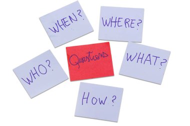 Sorular - Neden? - Ne? - Nerede? Ne zaman? - Neden? - Nasıl? Beyaz üzerine izole edilmiş mavi çıkartmalar. İş, metin, iletişim, bilgi, mesaj, not, kağıt, kelime