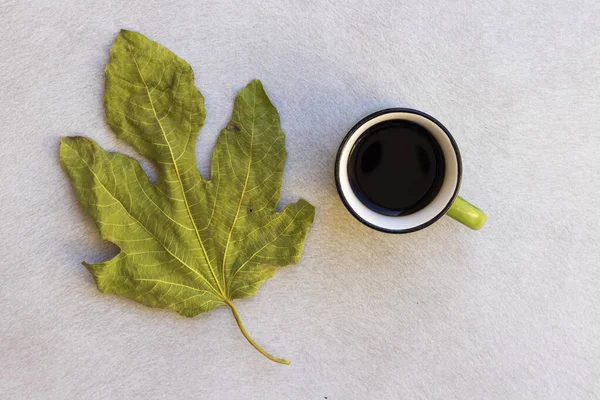 秋天的作文 一杯咖啡 秋天的叶子在灰色的背景 平躺在地上 俯瞰四周 — 图库照片