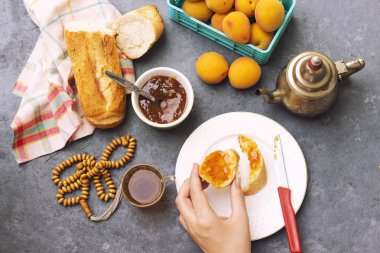 Kayısı reçelli kahvaltı ve bir dilim ekmek, Arap çayı. Müslüman kahvaltısı