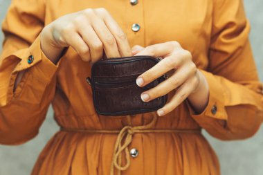 closeup kadın holding para onun cüzdanından için bağış, bağış kavramı