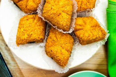 Kızarmış Makrout - Cezayir irmiği, hurma ve bal tatlısı, geleneksel Kuzey Afrika tatlı yiyeceği