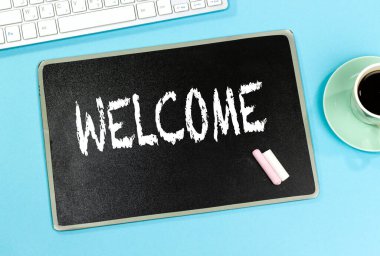 Tahtadaki hoş geldin konsepti. fincan kahve ve klavye