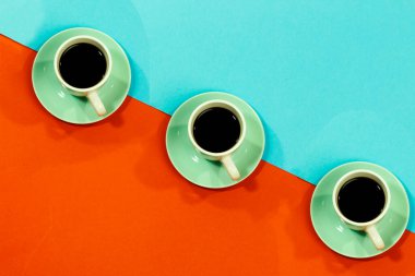 Renkli arka planda izole edilmiş fincan kahve.